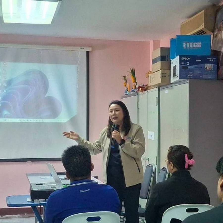 ให้คำแนะนำเกษตรกรฟาร์มโคนมในการยื่นขอรับรองการปฏิบัติทางการเกษตรที่ดีด้านปศุสัตว์ (GAP) สำหรับฟาร์มโคนม